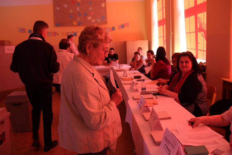 Úderem čtrnácté hodiny se otevřela také volební místnost na Základní škole T. G. Masaryka v Opavě.