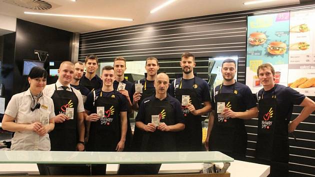 Opavští basketbalisté v opavském McDonald’s.