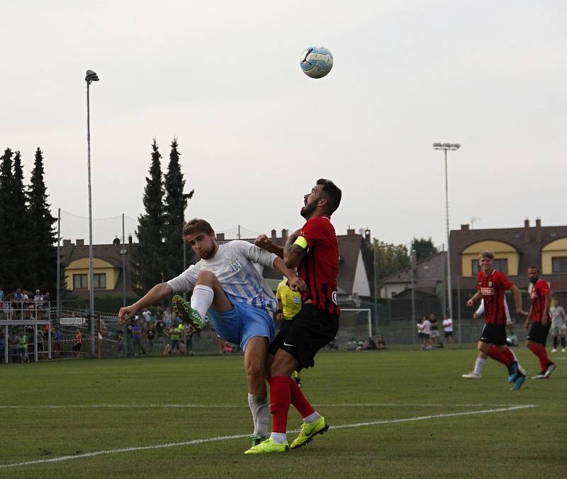 Fotbalisté Olešnice (v bílém) prohráli v Mohelnici pohárový zápas s Opavou 0:6.