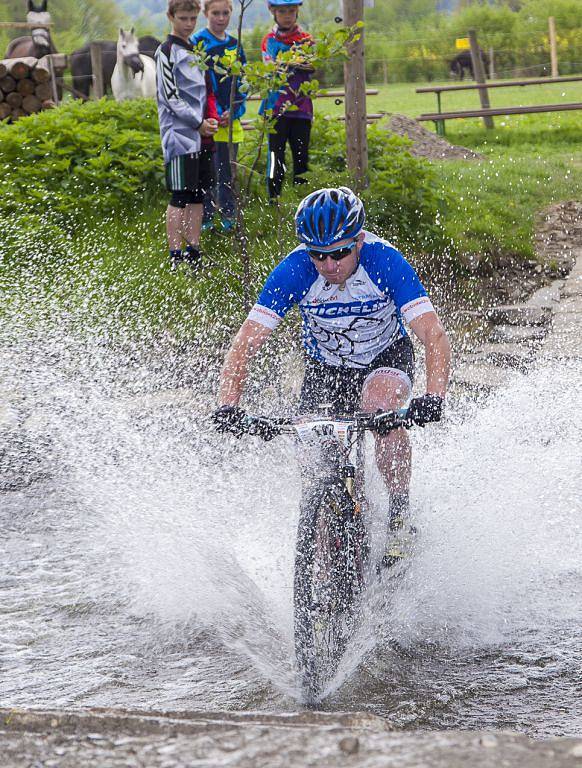 Příjemné počasí, stovky diváků podél trati a hlavně dechberoucí cyklistické výkony. Takový byl další ročník MTBcrossu, který se jel na trati v areálu Mlýna vodníka Slámy ve Lhotě u Háje ve Slezsku.