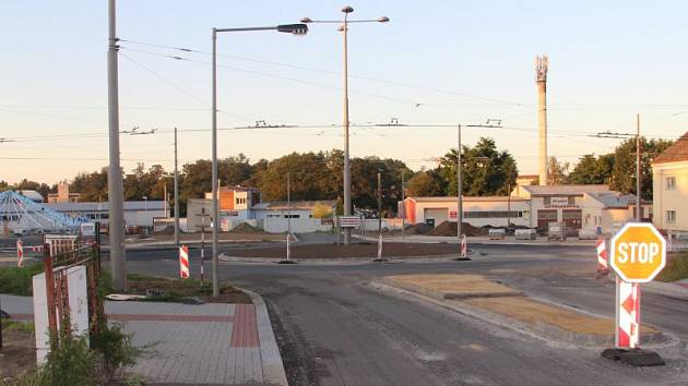 Radnici bude stát participace na rondelu mezi ulicemi Krnovská a Vančurova o necelý milion více. Hotovo by mohlo podle stavařů být v polovině září.