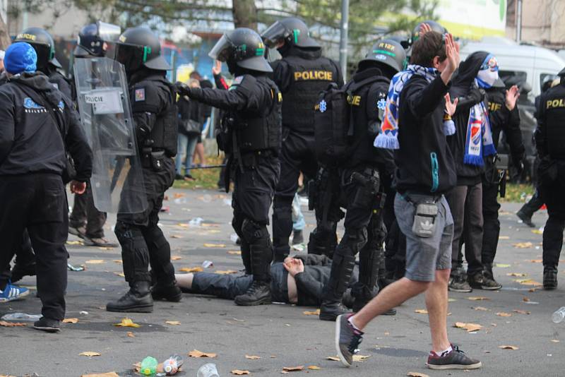 Policisté v Opavě dohlíželi na dav fanoušků Baníku, který měl více než tisíc lidí.