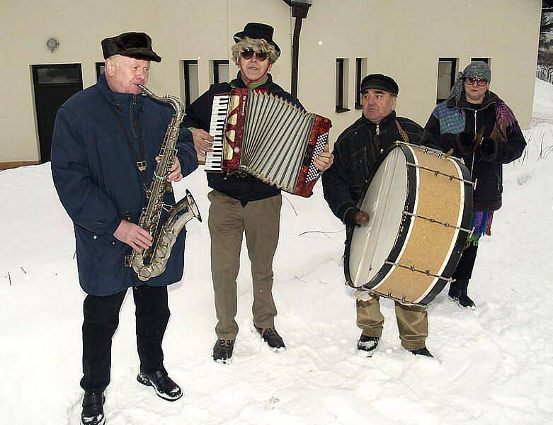 Vodění medvěda a pochování basy v Kajlovci. Zde se tradičně schází krásné masky.