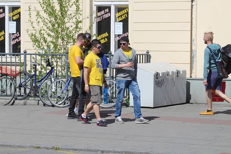 Fanoušci SFC Opava odjeli speciálně vypraveným vlakem do Ostravy.