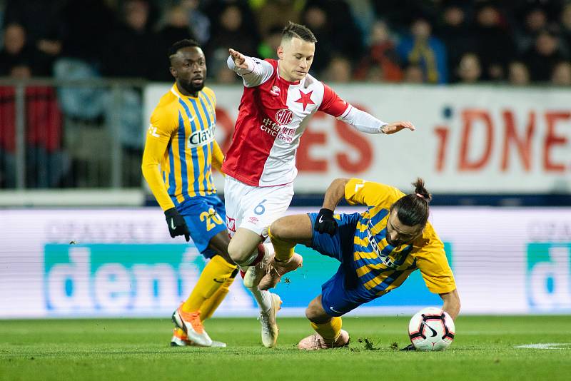 Opava - Zápas 17. kola FORTUNA:LIGY mezi SFC Opava a SK Slavia Praha 3. prosince 2018 na Městském stadionu v Opavě. Joel Ngandu Kayamba (SFC Opava), Jan Sýkora (SK Slavia Praha), Pavel Zavadil (SFC Opava).