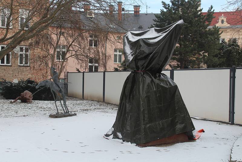 Takto skončila socha Ego v zahradě Domu umění. Zakrytá plachtou. Jestli už je to definitivní tečka za jejím opavským příběhem, je zatím nejasné. 28. prosince 2021, Opava.