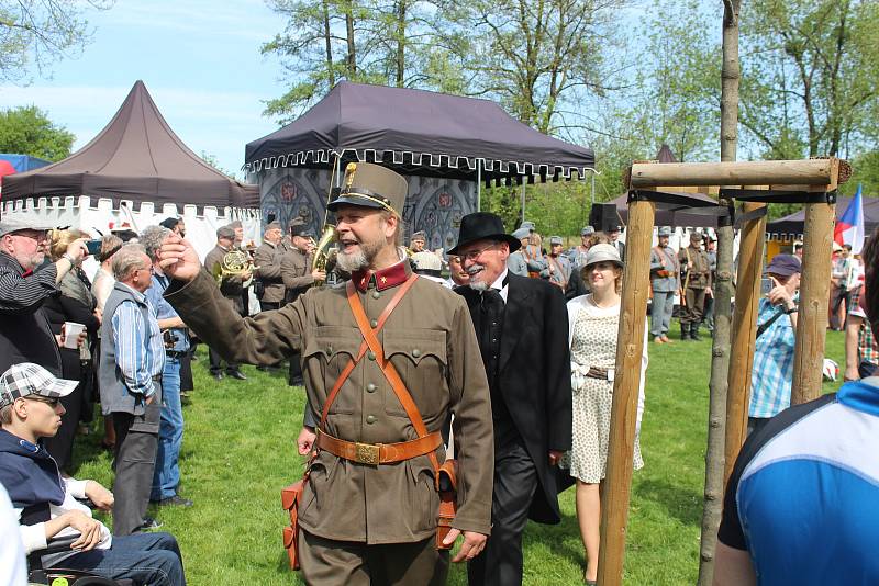 Otevírání turistické sezony Opavského Slezska v Městských sadech si nenechala ujít spousta lidí.