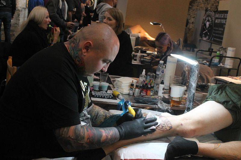 Kostel svatého Václava v centru Opavy se během pátku a soboty nesl v duchu tetování. Uskutečnil se zde totiž v pořadí už dvanáctý ročník Tattoo Session Silesia.