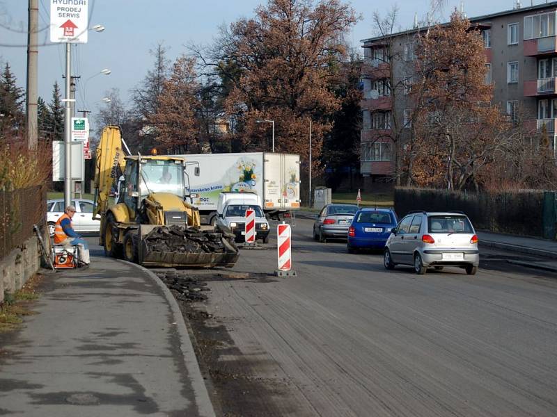 Hradecká ulice se frézuje.