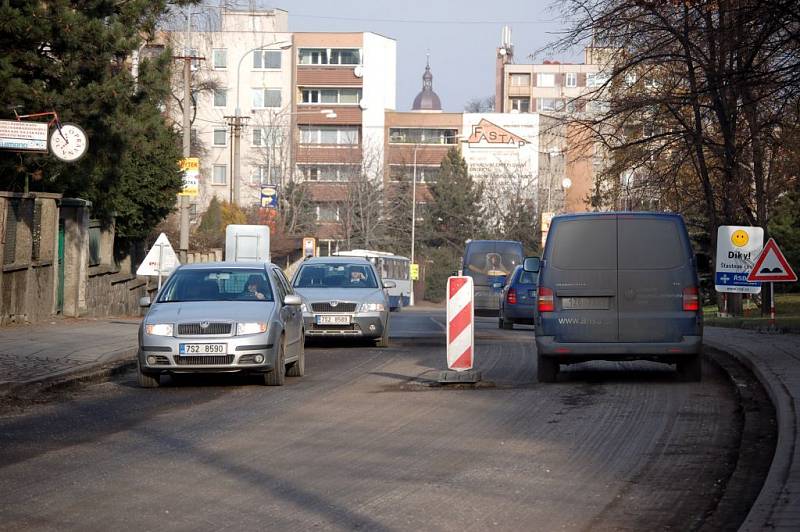 Hradecká ulice se frézuje.