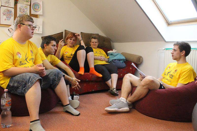 Basketbalisté BK Opava klientům sociálně-terapeutické dílny Radost ve středu oplatili jejich návštěvu při tréninku ve víceúčelové hale a dorazili do areálu Charity Opava v Jaktaři.