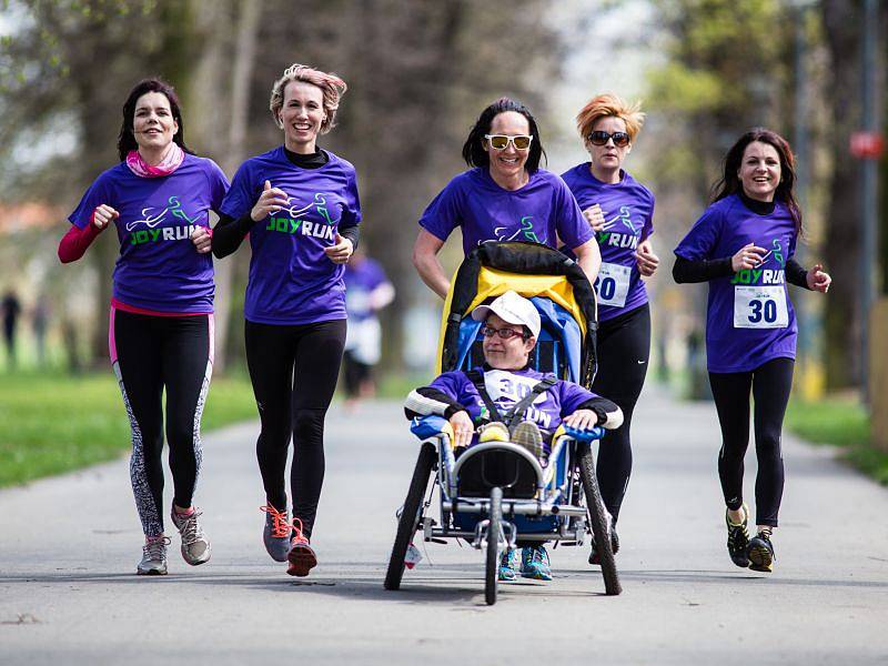 V neděli proběhl asistovaný běžecký závod Joy Run. Zdraví závodili společně s handicapovanými dětmi. Cílem celé akce byla snaha začlenit je mezi vrstevníky a dopřát jim nevšední zážitek. Na Joy Runu běželo přes tři sta závodníků.