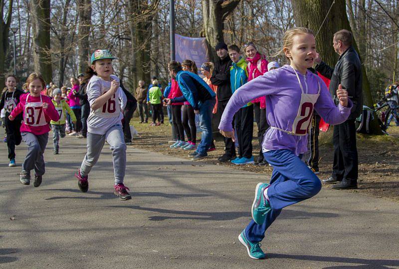 Městské sady patřily běžcům. Celkem 167 závodníků všech věkových kategorií se představilo na startu běžeckého závodu Vyběhneme za sluníčkem s opavským Nissanem.