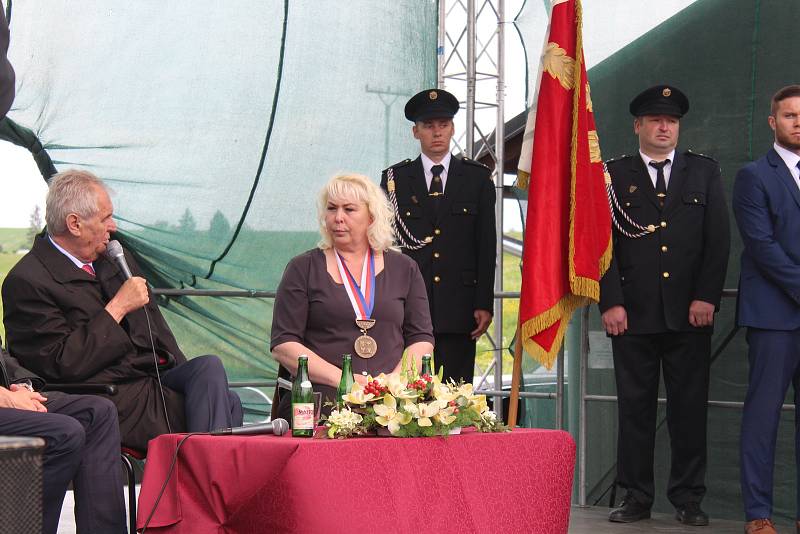 Snímek z prezidentské návštěvy Miloše Zemana obce Jakartovice, 15. května 2018.