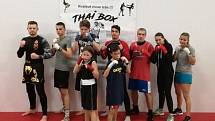 Thai Box rivals v akci. Zleva: Matěj Sidunov, Tadeáš Wittassek, Ondřej Konečný, Robert Grundza, Michal Vachutka, Melanie Paniková, Žaneta Jedličková. Vepředu stojí Eliška Černohorská a Tomáš Glovčík.