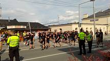 Pochod fanoušků Baníku Opavou na fotbalový stadion.