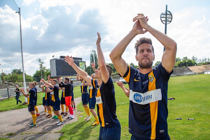 Zápas 29. kola Fortuna národní ligy (FNL) mezi FK Hradec Králové a SFC Opava na stadionu v Hradci Králové 20. května 2018. Děkovačka opavských fotbalistů. Marko Radič.