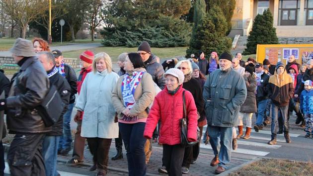 Středeční demonstrace na Mírovém náměstí v Hlučíně. Sešlo se tu okolo sedmdesáti občanů z Hlučína a okolí, kteří tak chtěli vyjádřit nespokojenost se souhlasem zastupitelů města se vznikem kasina v restauraci Stará celnice v Hlučíně.