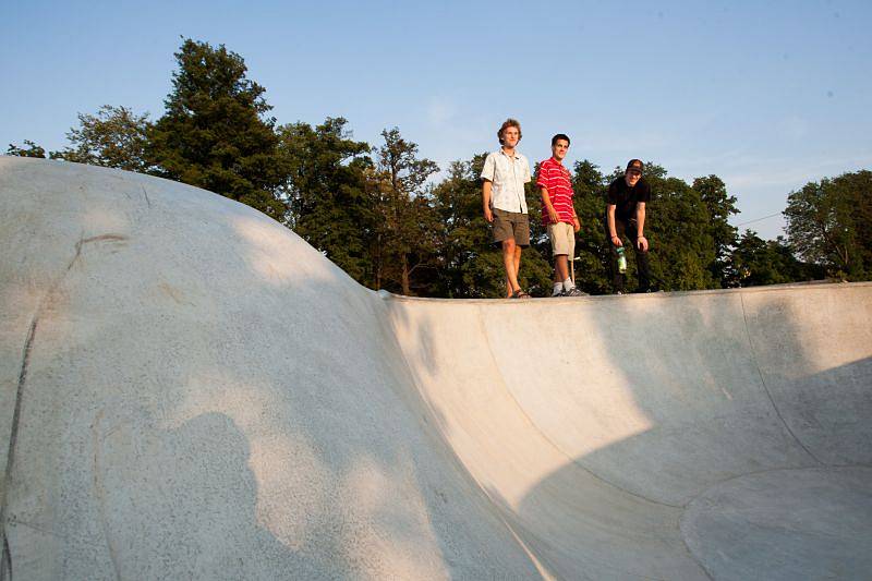 Nový skatepark z betonu nahradil původní s dřevěnými překážkami. Stavba už je sice hotová, ale kvůli nedávnému dokončení betonářských prací se ještě nesmí používat.