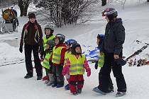 Dvacet tři dětí z Mateřské školy Mnišská v Opavě se učilo lyžovat v Suché Rudné.