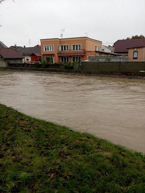 Situace na řece Hvozdnice v Oticích ve středu 14. října v 8.30.