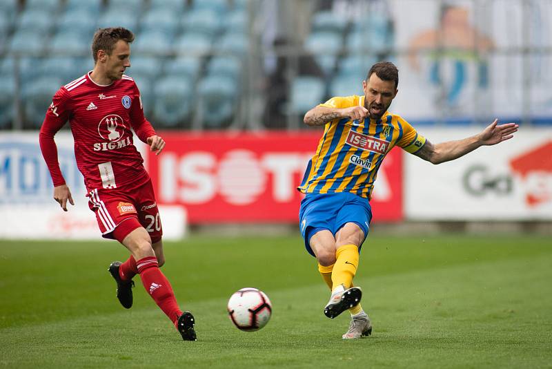 Opava - Zápas fotbalové FORTUNA:LIGY mezi SFC Opava a SK Sigma Olomouc 13. dubna 2019. Šimon Falta (SK Sigma Olomouc), Jan Žídek (SFC Opava).