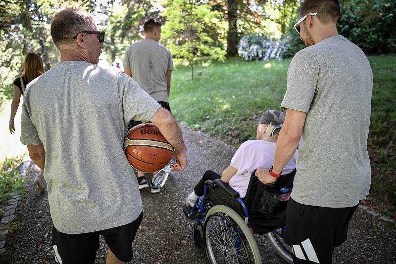 Basketbalisté BK Opava provedli seniory arboretem, 8. června 2021