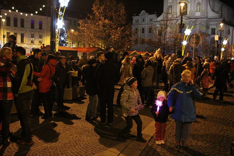 Slavnostního rozsvěcení vánočního stromu na Dolním náměstí v centru Opavy se dnes zúčastnily tisíce lidí.