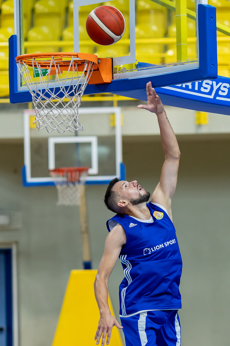 FOTO: Ivan Trojan je ve výborné kondici. Takto "řádil" s basketbalisty v  Opavě - Opavský a hlučínský deník
