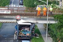 Asi o půlmetru se ve středu ráno sekl řidič nákladního vozu, když projížděl pod železničním mostem na Englišově ulici.