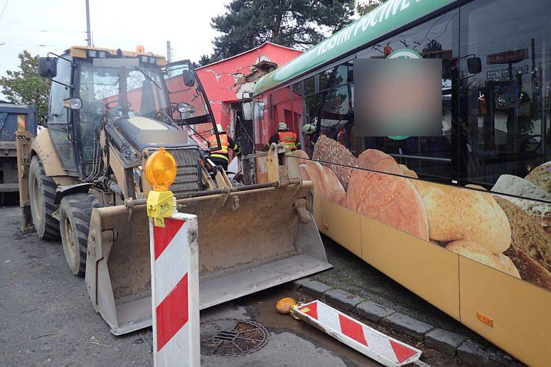 Krátce před osmou hodinou na točně trolejbusu na Hlučínské ulici v Opavě došlo ke zranění stavebního dělníka.