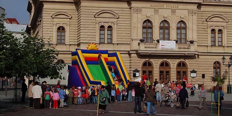 V pondělí od půl deváté dopoledne přivítalo statutární město Opava společně se Střediskem volného času, Slezským divadlem, Slezskou univerzitou a Městskou policií Opava nové prvňáčky na prahu jejich školní kariéry. Těch je letos ve školách více než 500.