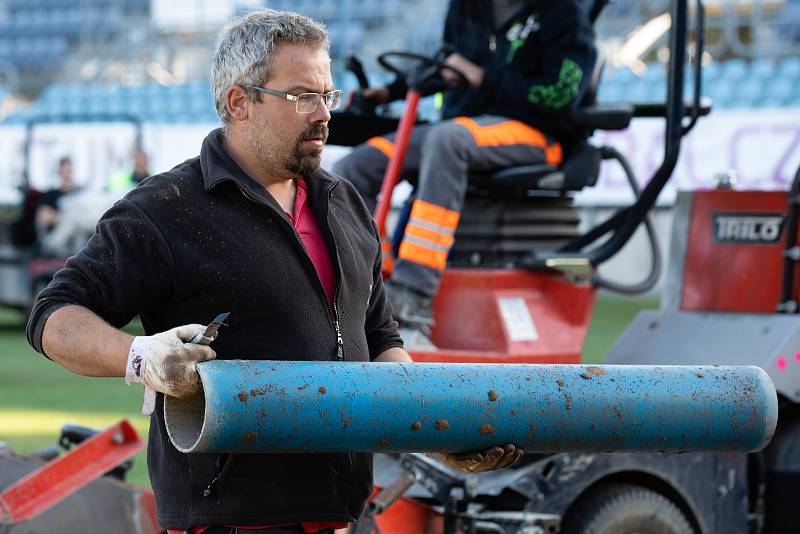 Opava - V pátek 5. října pokračovala pokládáním trávníku a stavbou kotelny rekonstrukce městského stadionu v Opavě, kde hraje své domácí zápasy prvoligový SFC Opava.