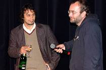 Režisér a herec. Bohdan Sláma (vpravo) zpovídá Pavla Lišku na světové premiéře filmu v Opavě. 
