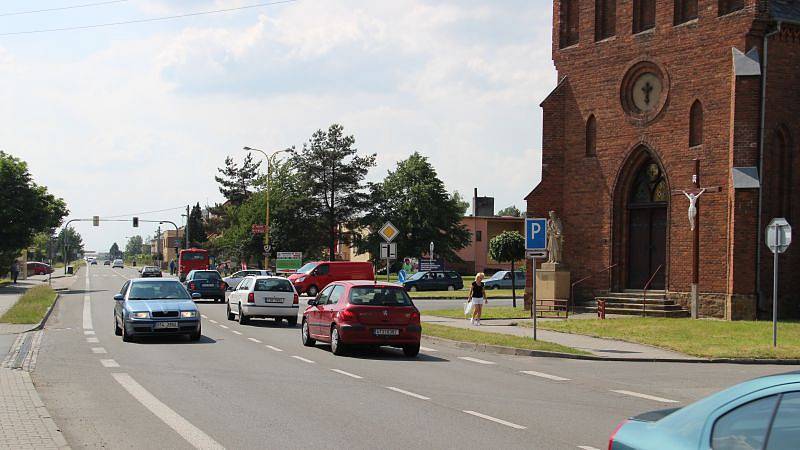 Popraskané domy, vážné dopravní nehody, zhoršující se kvalita životního prostředí. Přejít silnici I/56 v Dolním Benešově je někdy téměř nadlidský úkol. Podaří se jej vyřešit?