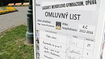 Třída 4.C Mendelova gymnázia se prezentovala formou omluvných listů.