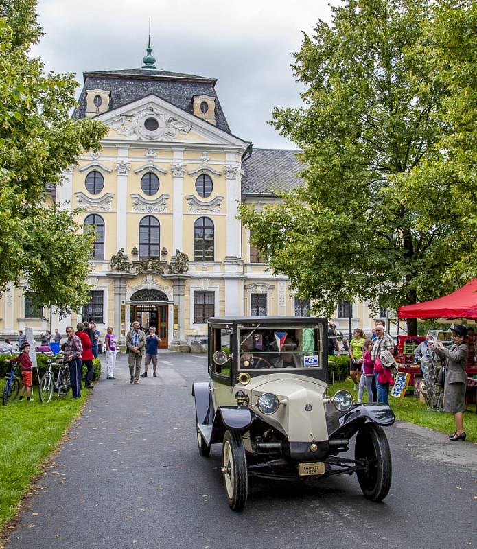 Celkem sto dvacítka účastníků se zapojila do akce s názvem Oldtimer Parade, která se během soboty uskutečnila v Kravařích.