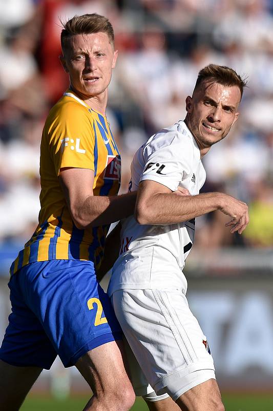 Utkání 29. kola první fotbalové ligy: FC Baník Ostrava - Slezský fotbalový klub Opava, 21. dubna 2019 v Ostravě. Na snímku (zleva) Dominik Simerský a Kuzmanovič Nemanja.