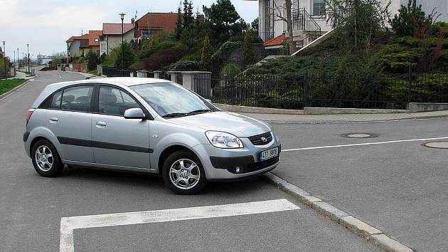 Zvýšené obruby. Upozorňují na změnu dopravního režimu. Na snímku je křížení ulic Palisova a Slovenská v Opavě-Kylešovicích.