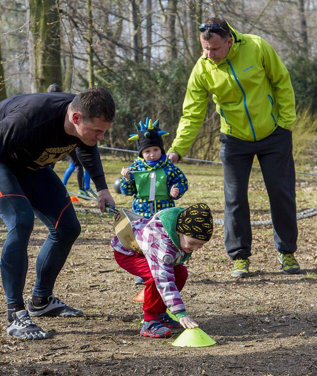 Městské sady patřily běžcům. Celkem 167 závodníků všech věkových kategorií se představilo na startu běžeckého závodu Vyběhneme za sluníčkem s opavským Nissanem.