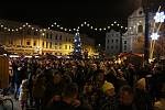 Slavnostního rozsvěcení vánočního stromu na Dolním náměstí v centru Opavy se dnes zúčastnily tisíce lidí.