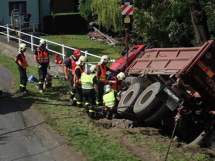 Vyprošťování nákladního automobilu v Jakartovicích.