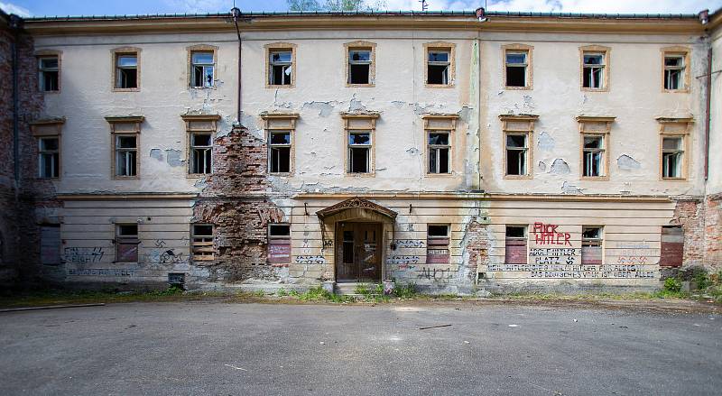 Jánské Koupele (německy Bad Johannisbrunn), dříve také Melčské lázně, jsou bývalé lázně ležící severozápadně od Vítkova v okrese Opava, v rozsáhlých lesích při řece Moravici. Celý areál byl roku 2005 zapsán do seznamu kulturních památek České republiky. P