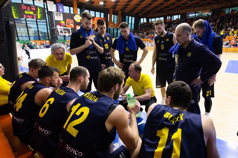 Pátý zápas čtvrtfinále playoff Kooperativa NBL mezi USK a BK Opava hrané v Praze v hale na Folimance. Timeout, Petr Czudek.