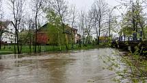 Stav na řece Opavě v Držkovicích, ve čtvrtek 27. dubna okolo dvanácté hodiny. (cca 250 cm)
