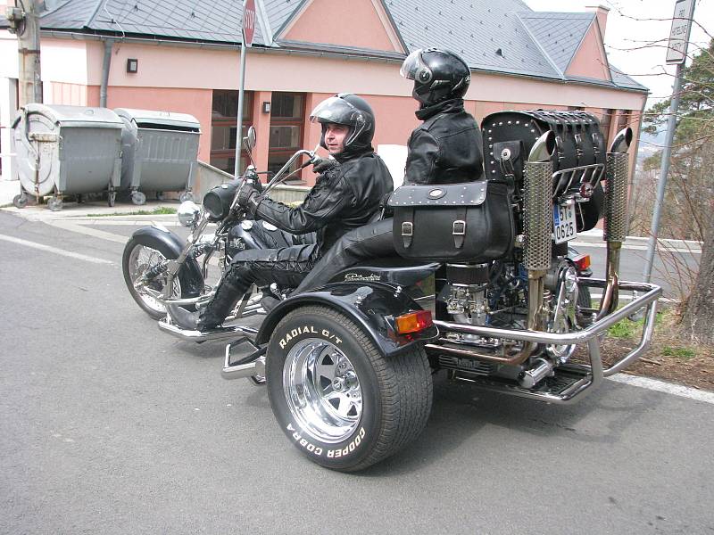 Krnovští motorkáři tradičně zahajují sezonu setkáním před poutním chrámem na Cvilíně. Vzpomínají na zesnulé kamarády a přijmou boží požehnání.