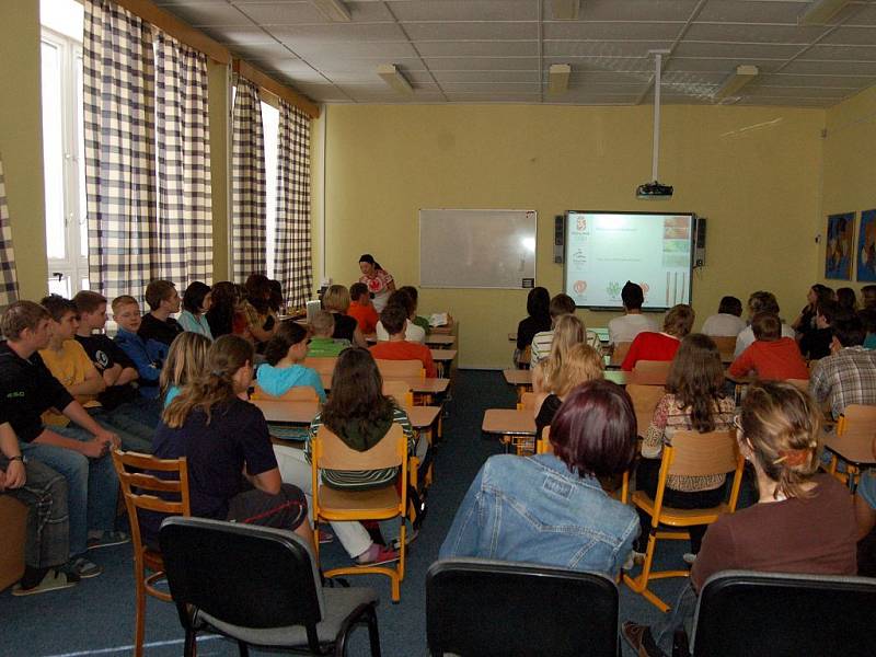 Mimořádně zajímavou návštěvu měla tento týden Základní škola Otická v Opavě. Ve spolupráci s Střediskem volného času Opava si sem popovídat se žáky na téma letních Olympijských her 2008 v Pekingu přijela Fang Fang Du přímo z Číny.