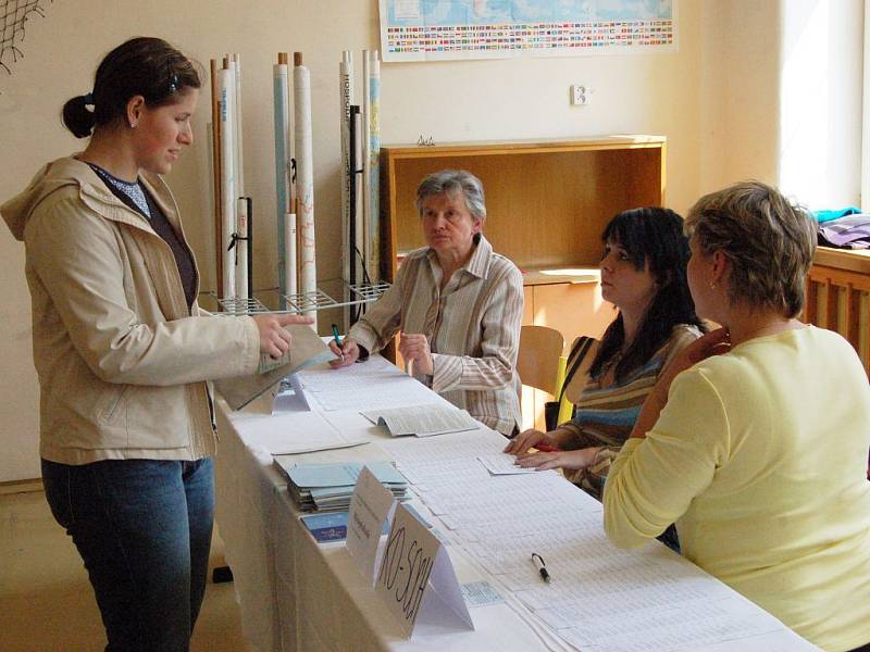 Volby do Evropského parlamentu jsou tu. Do volebních místností v Opavě přišli hned s jejich otevřením první voliči.