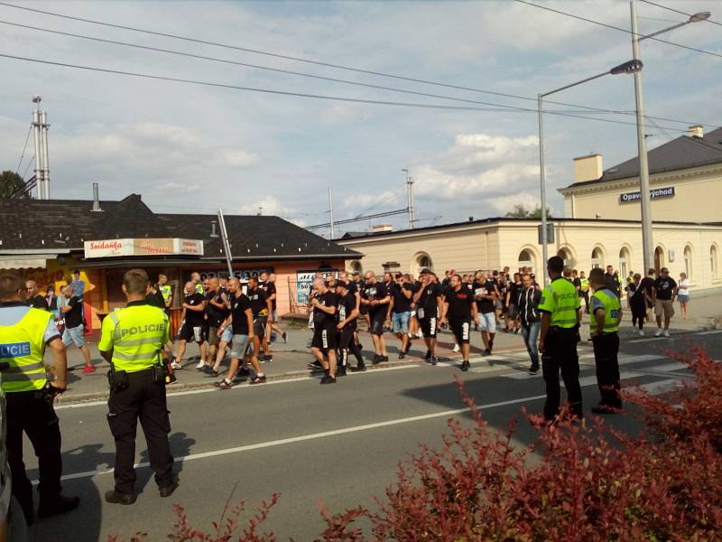 Pochod fanoušků Baníku Opavou na fotbalový stadion.