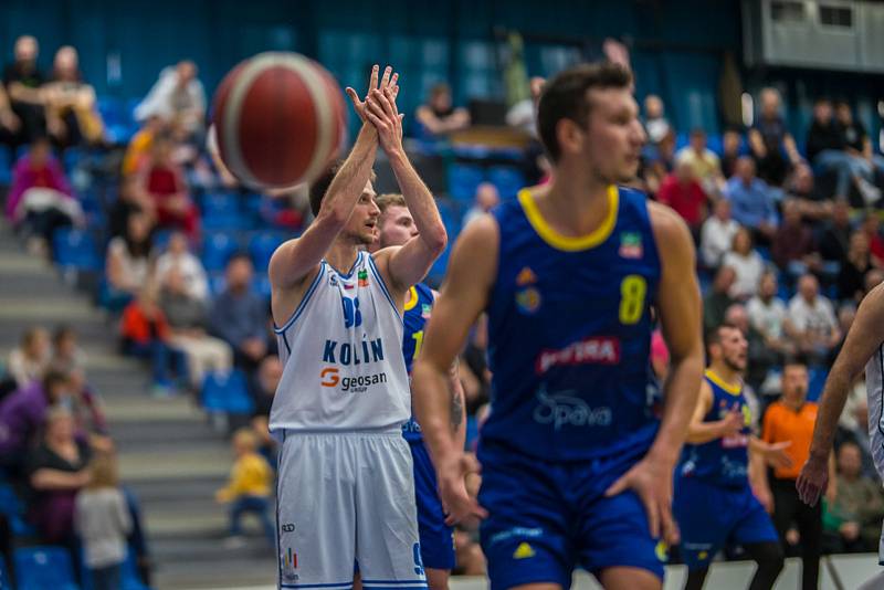 Z basketbalového utkání NBL Kolín - Opava (75.80). Foto: David Kratochvíl